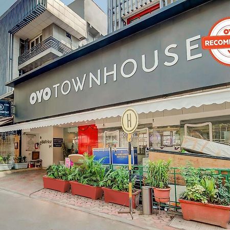 Vaccinated Staff- Oyo Townhouse 105 Khar West Station 호텔 뭄바이 외부 사진