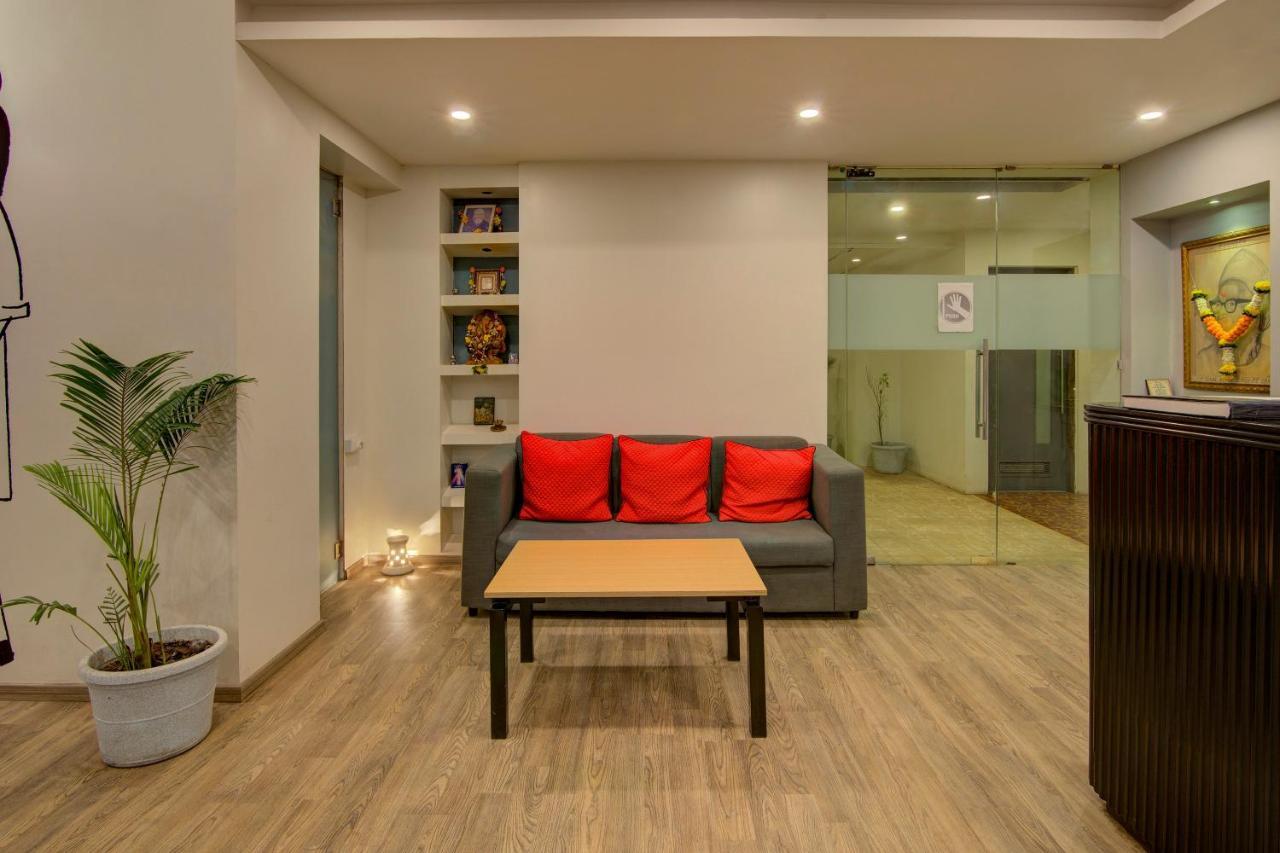 Vaccinated Staff- Oyo Townhouse 105 Khar West Station 호텔 뭄바이 외부 사진