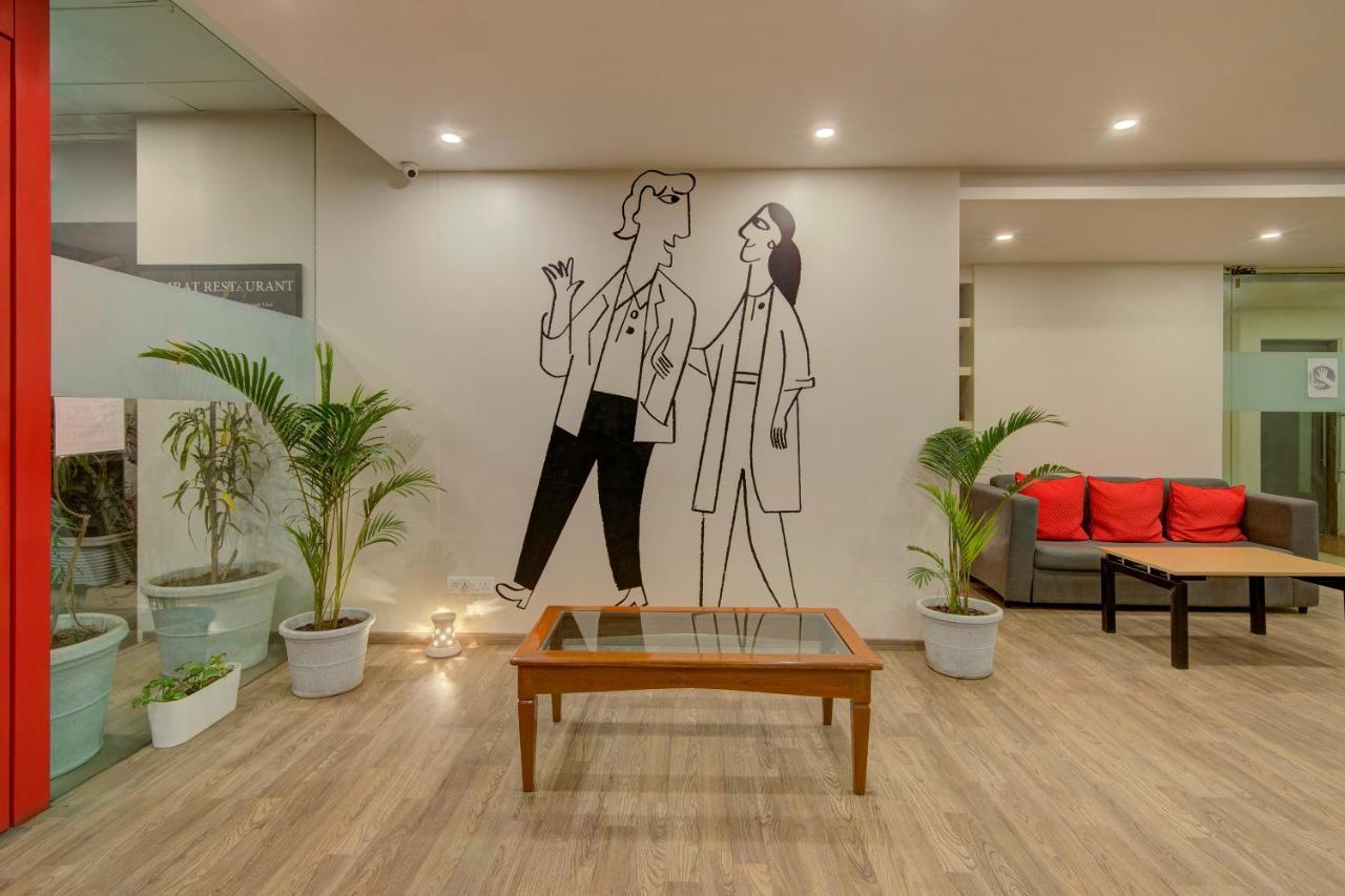 Vaccinated Staff- Oyo Townhouse 105 Khar West Station 호텔 뭄바이 외부 사진