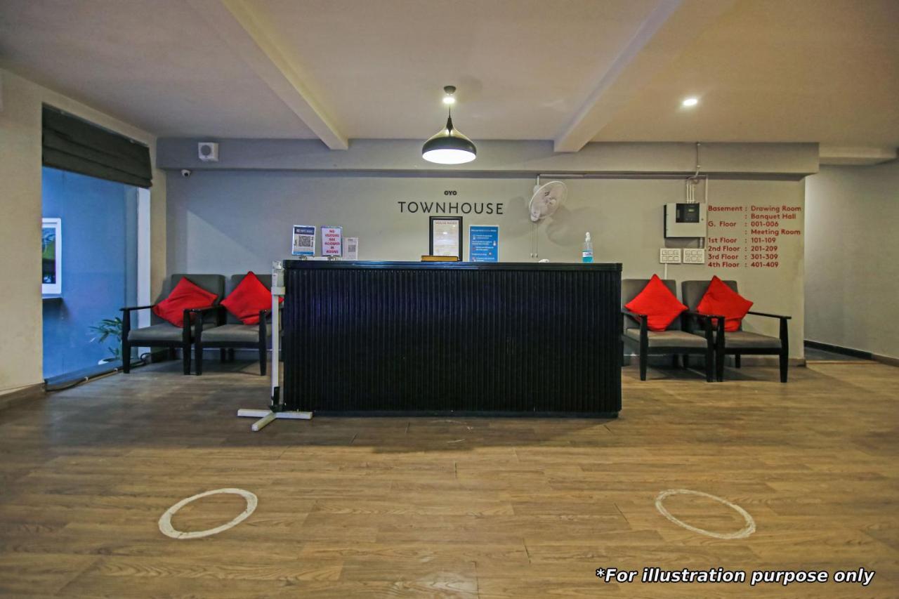 Vaccinated Staff- Oyo Townhouse 105 Khar West Station 호텔 뭄바이 외부 사진