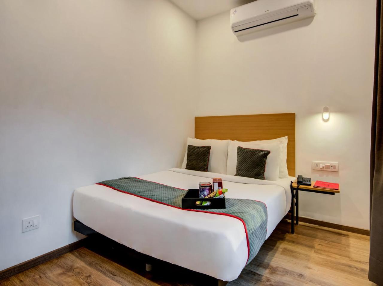 Vaccinated Staff- Oyo Townhouse 105 Khar West Station 호텔 뭄바이 외부 사진