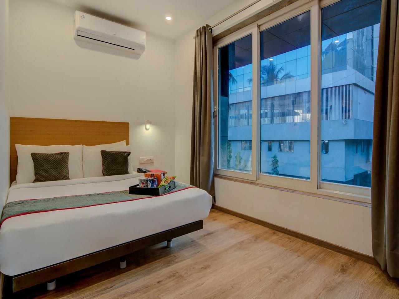 Vaccinated Staff- Oyo Townhouse 105 Khar West Station 호텔 뭄바이 외부 사진