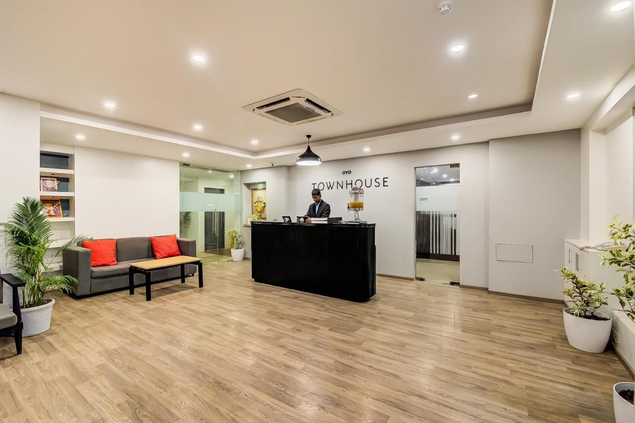 Vaccinated Staff- Oyo Townhouse 105 Khar West Station 호텔 뭄바이 외부 사진